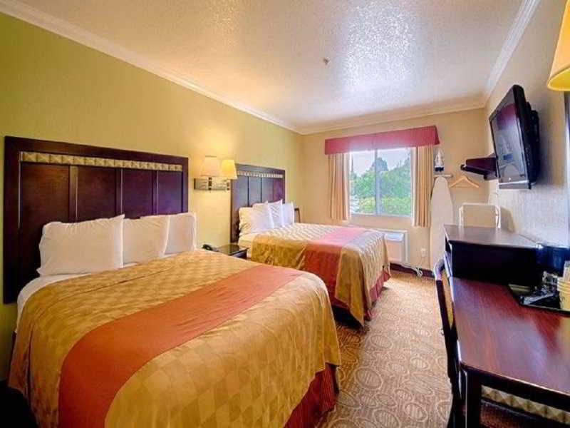 Econo Lodge Inn & Suites Fallbrook Downtown Exterior foto